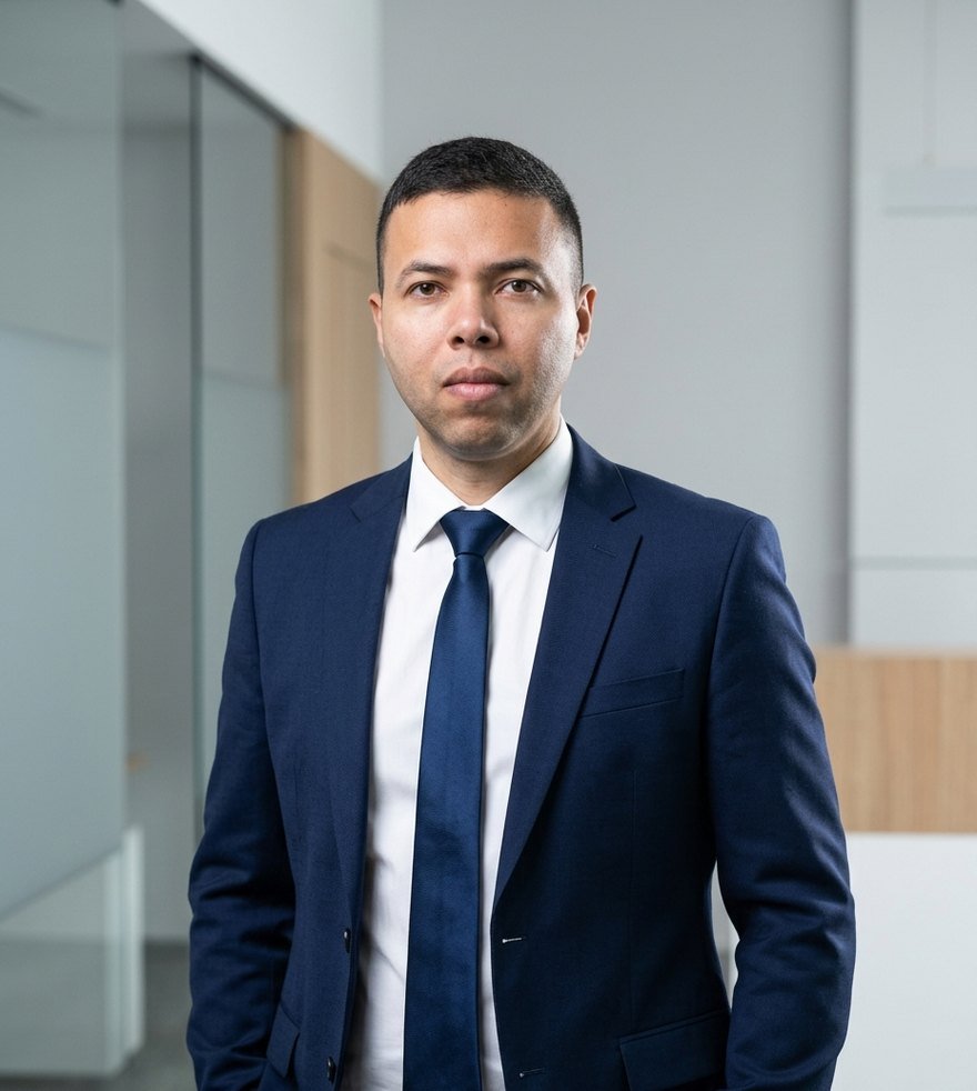 Diego Nogueira, contador da Célebre, de terno azul-marinho